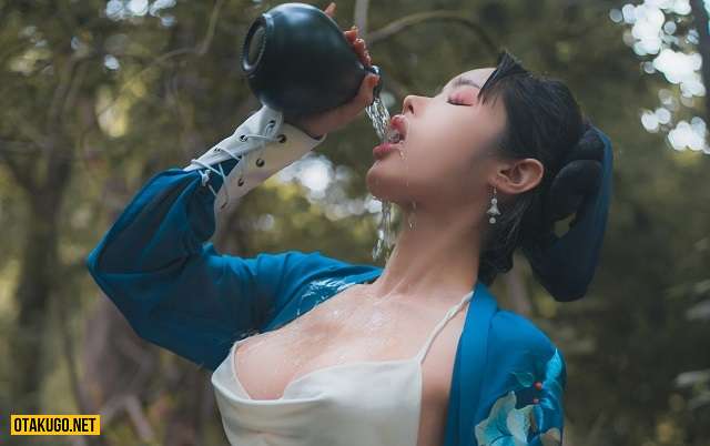 Sốc với bộ ảnh Cosplay Linghu Chong phiên bản nữ cực kỳ nóng bỏng